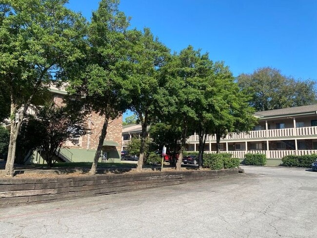 Building Photo - FULLY REMODELED West End Condo!  Convenient to everything!