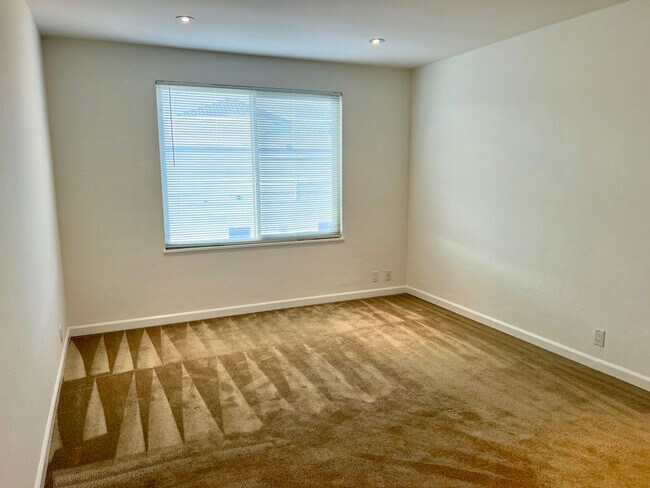 Building Photo - Sparkling 2 Bedroom 1.5 Bath - Nicely upda...