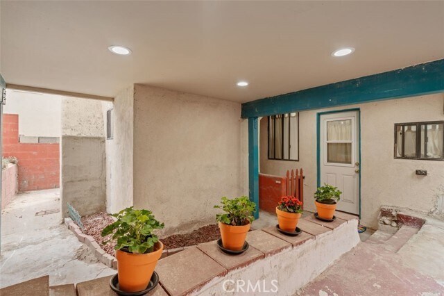 Building Photo - 832 Cypress Ave