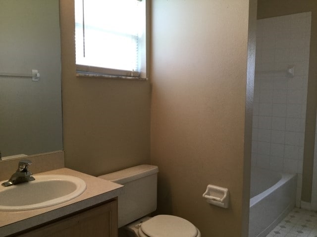 Building Photo - 647 Heraldo Ct