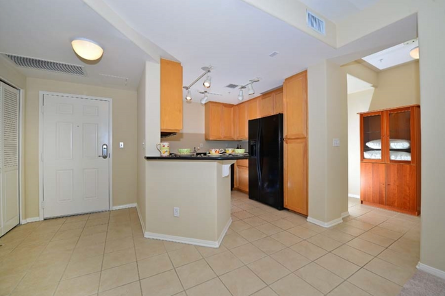 Building Photo - Fantastic Penthouse Unit Downtown Marina D...