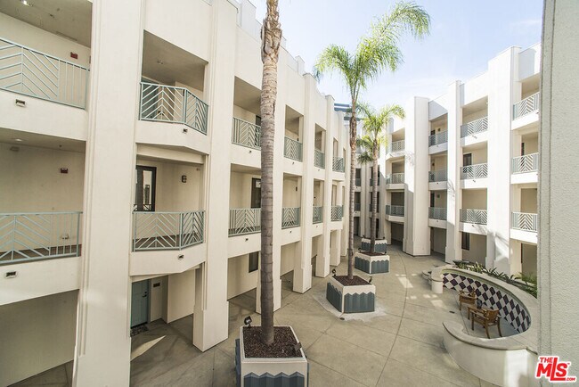 Building Photo - 5625 Crescent Park W