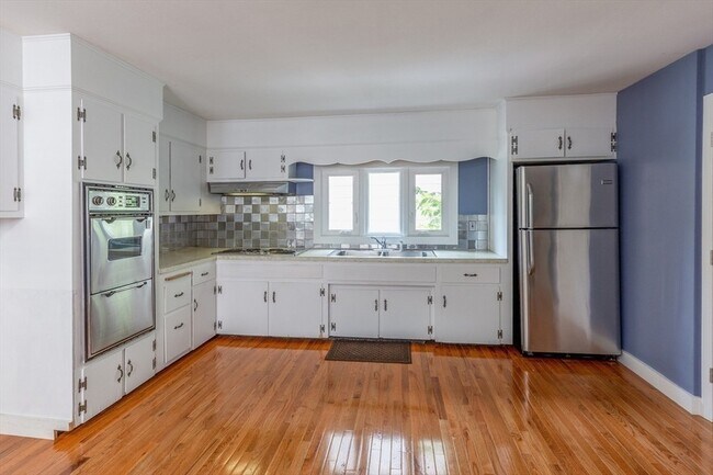Building Photo - 10 Samoset St