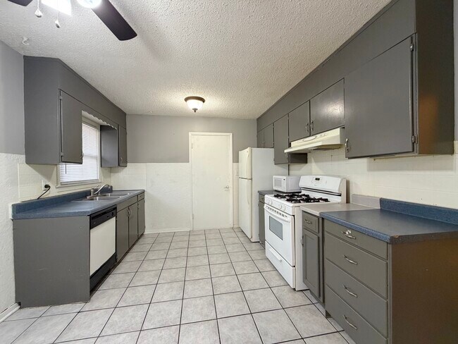 Building Photo - Westport Rd