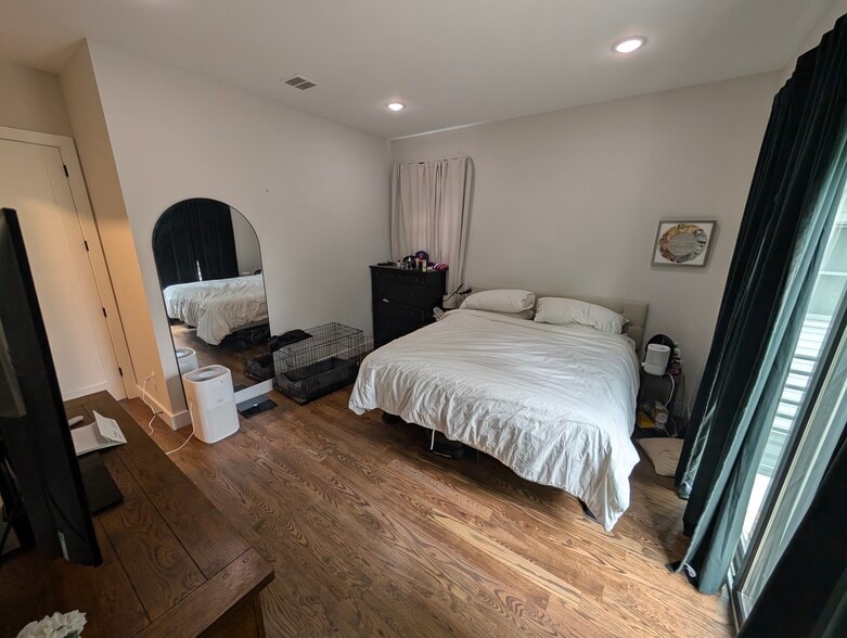 Master Bedroom w/ bathroom - 99 Hague St