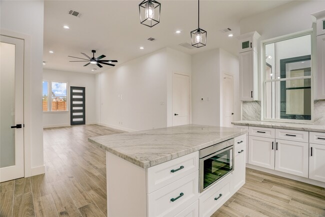 Building Photo - 6814 Hartland St