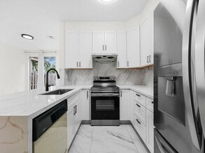 Building Photo - 7923 N Southwood Cir