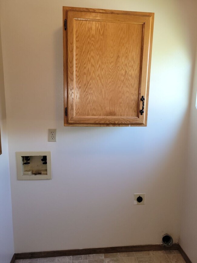 Building Photo - 8155 Tulip Tree Ct
