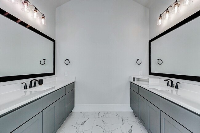 Building Photo - 7606 Redwoods Frst Dr