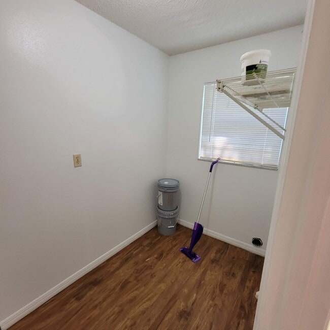 Building Photo - 2 bed 1.5 bath just remodeled