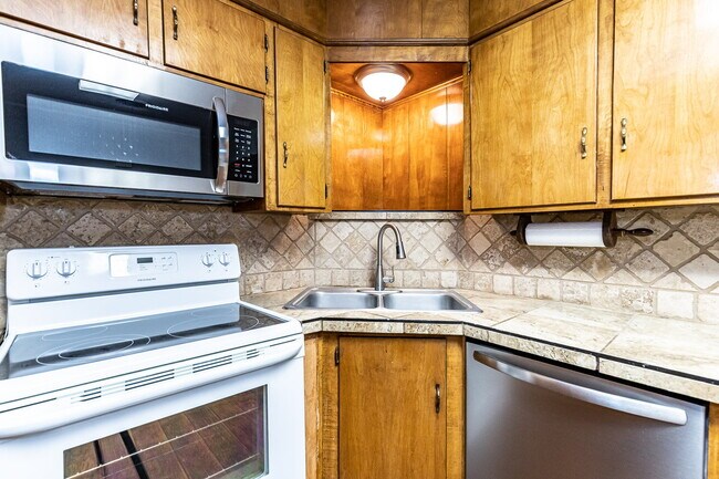 Building Photo - Cute 2/2 With Tons of Space, Minutes from Texas Tech!