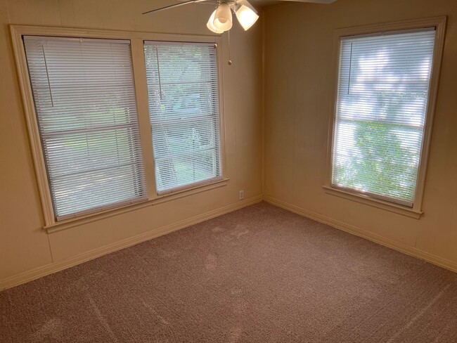 Building Photo - 2 Bed 1 Bath - CLOSE TO DENTON SQUARE