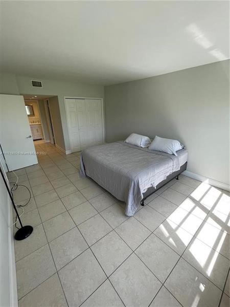 Building Photo - 3100 N Palm Aire Dr