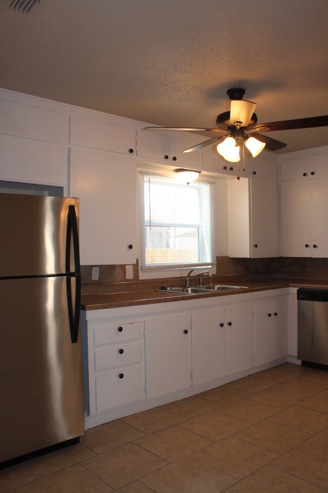 Building Photo - PRE -LEASING FOR AUGUST ! 4 Bedroom/2 bath House 1.5 Miles from Texas Tech