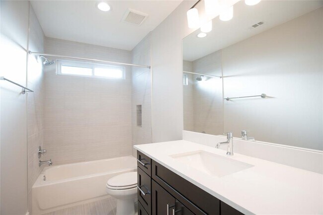 Building Photo - 3022 Sunridge Dr