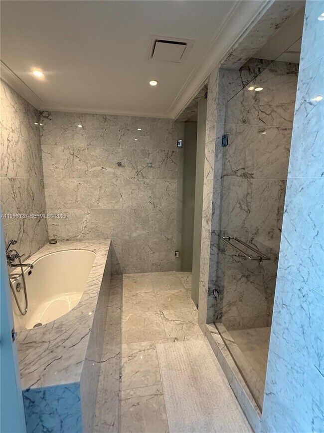 Building Photo - 15701 Collins Ave