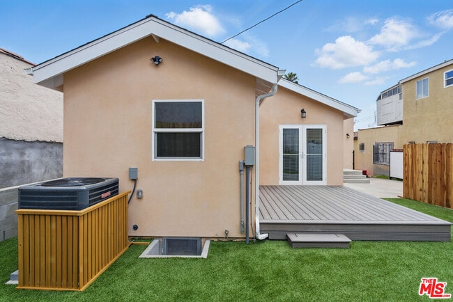 Building Photo - 1349 S Curson Ave
