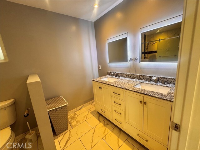 Building Photo - 925 Royal Oaks Dr