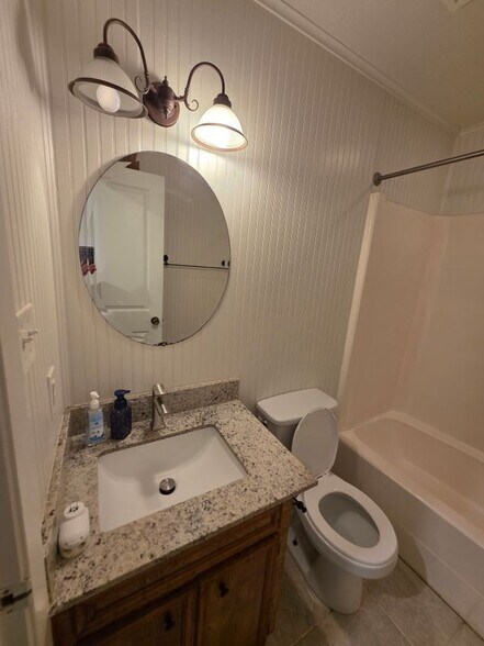 Building Photo - 4207 Woodcrest Dr