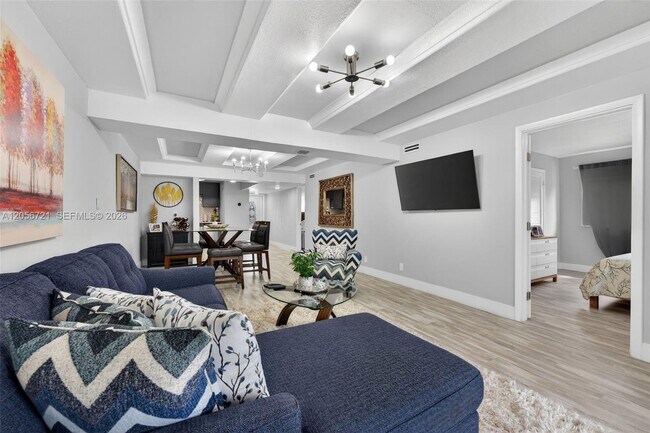 Building Photo - 681 S Hollybrook Dr