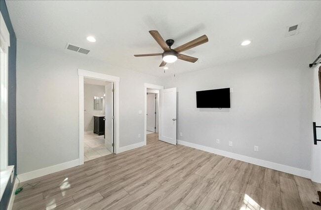 Building Photo - Bright, Spacious Home in Prime Southeast B...