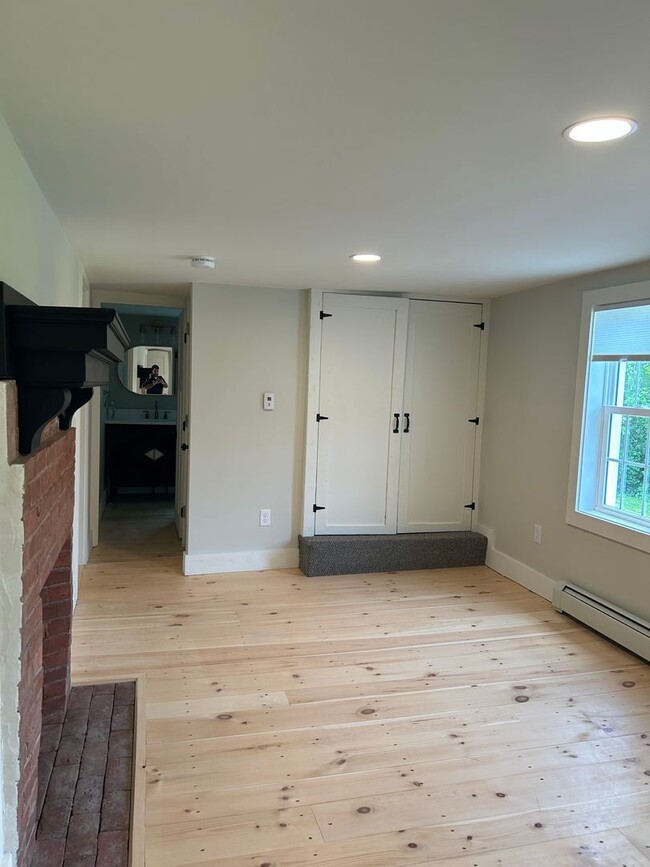 Building Photo - Beautiful renovated 5 bedroom 2.5 bath sin...