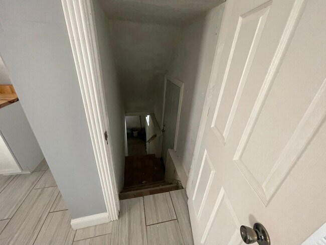 Building Photo - DAYTON, OH - FIVE OAKS - 3 BEDROOM/1 BATH ...