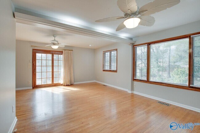 Building Photo - 2700 Briarwood Dr SE