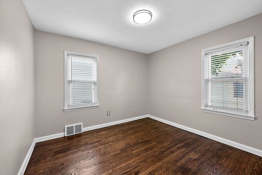 Building Photo - 825 N Edison Ave