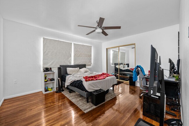 Building Photo - Attached garage + no back house!