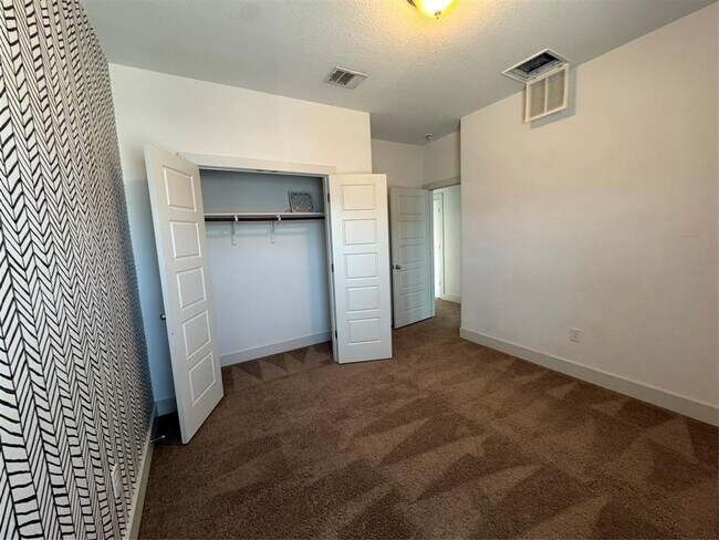 Building Photo - 1413 Casa Dr