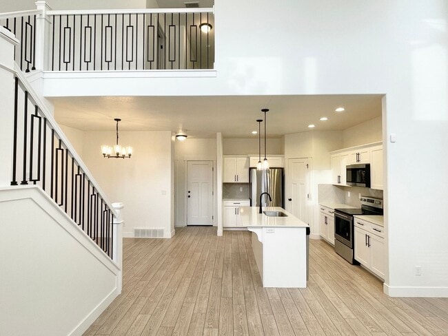 Building Photo - Gorgeous Townhome at Mountain Ridge!