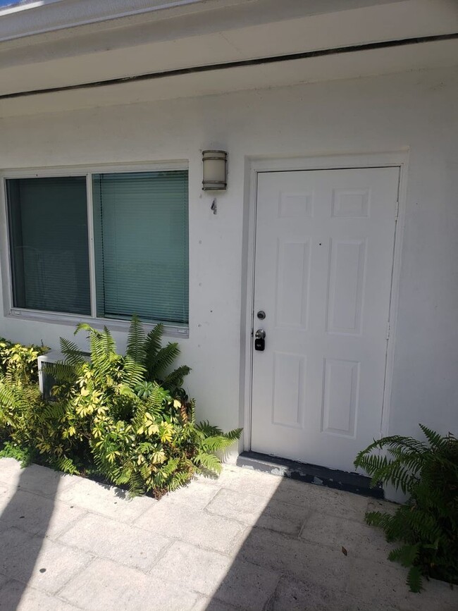 Building Photo - 2 Bedrooms in Hallandale Beach