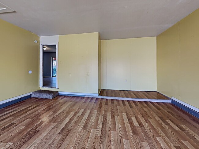 Building Photo - 873 Beverly Dr