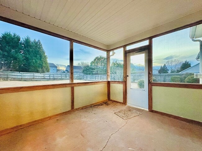 Building Photo - Spacious 3BD/2BA Home in Oak Park | Screened Porch | Large Backyard | 2-Car Garage