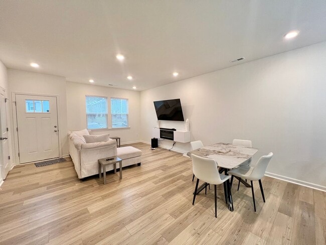 Building Photo - Luxurious, Newly Built 3BD, 2.5BA Raleigh ...
