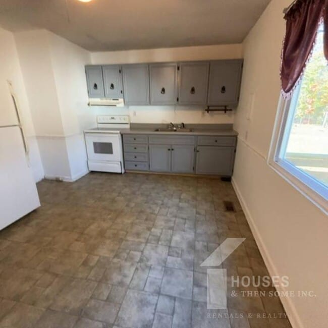 Building Photo - 113 Susan Ave