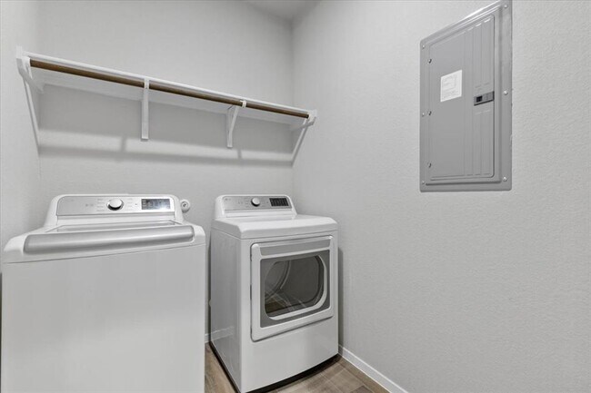 Building Photo - 261 Hortus Dr