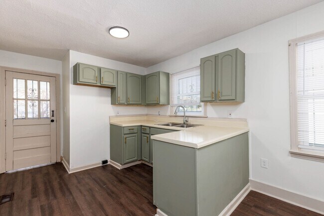 Building Photo - 3 Bedroom, 2 Bath in North Pratt