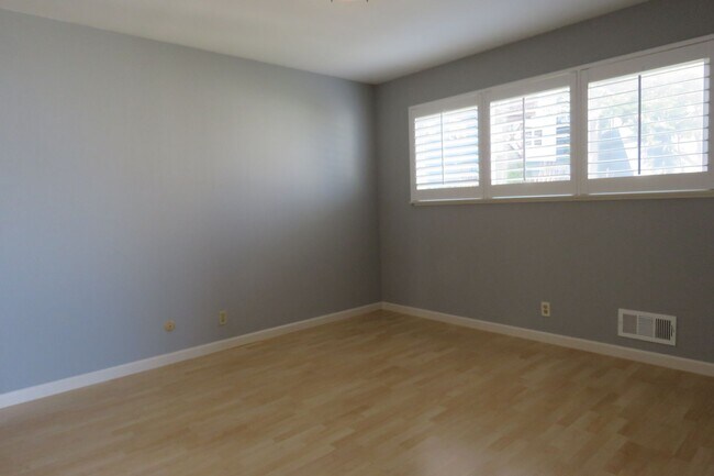 Building Photo - Hidden Gem with Outrageous Views - 1 Bedroom w/ Parking