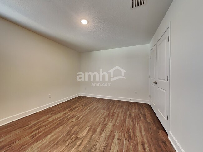 Building Photo - 914 Tan Tara Trl