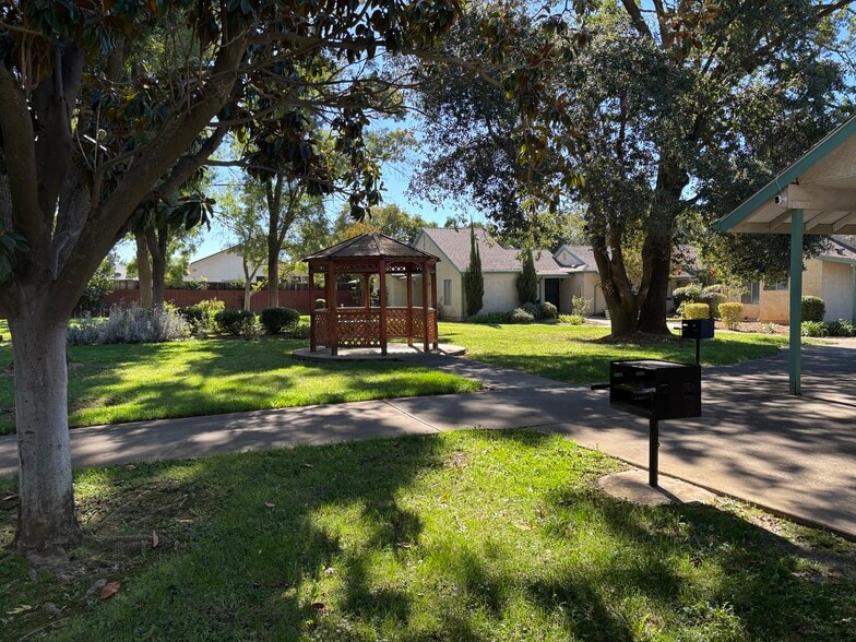 Building Photo - Valley Oak Apartments