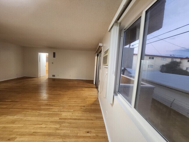 Building Photo - 400 Serrano Ave