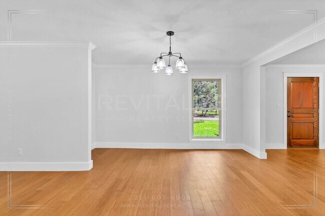Building Photo - Newly Renovated 3 Bed / 2.5 Bath with Doub...