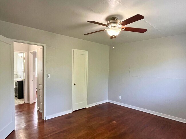Building Photo - (UNM 355-11)  2 bed/1 bath Apartment