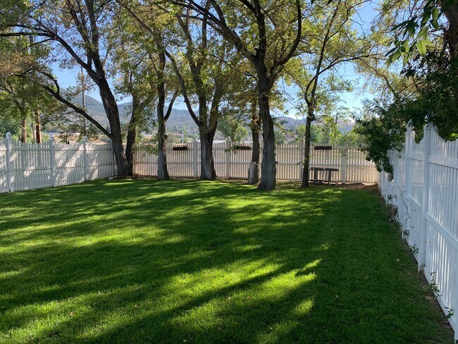 Building Photo - 2470 Country Club Ave
