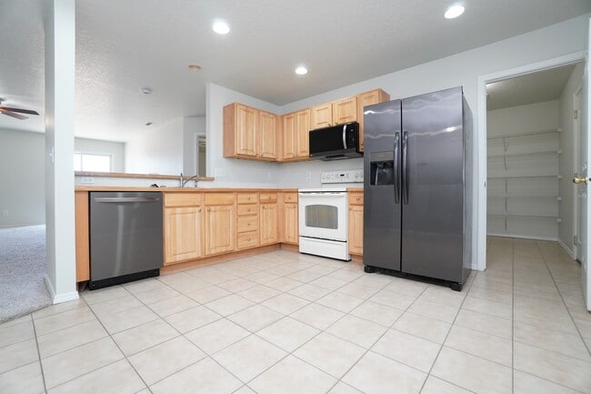 Building Photo - 16274 Silver Creek Ave