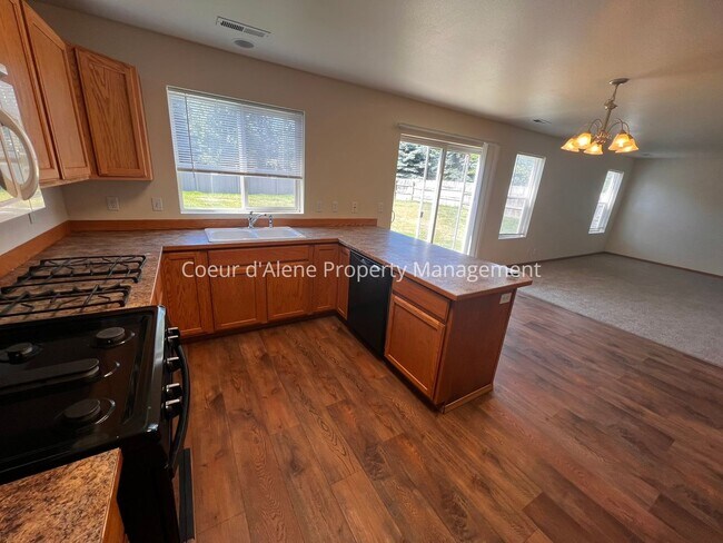 Building Photo - 4 bed house in Hawk's Nest!