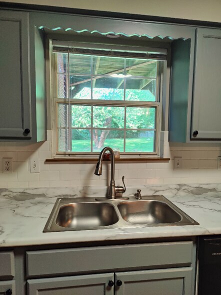 Building Photo - 1354 NW Jefferson Ct