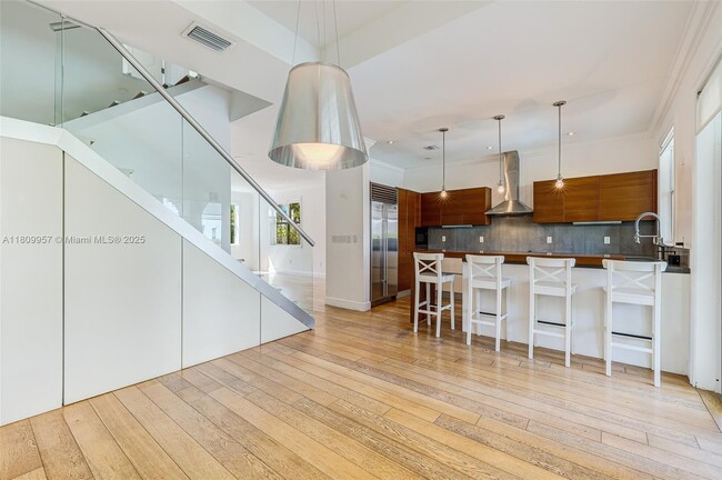 Building Photo - 464 Fernwood Rd